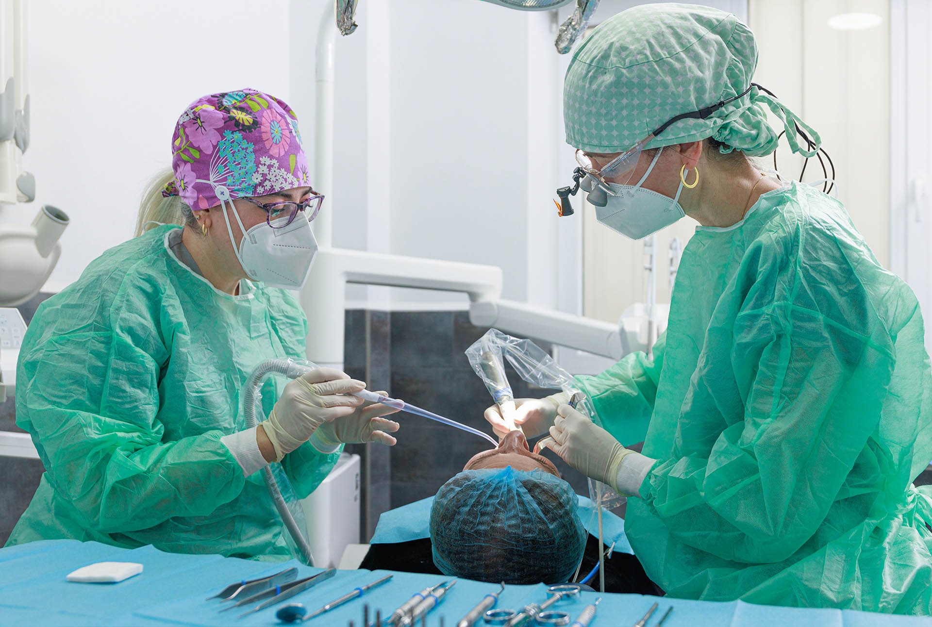 La Dra. Marta Morales atendiendo a una paciente en Clínica Dental Domínguez & Morales, Calle Arapiles 19, Chamberí, Madrid