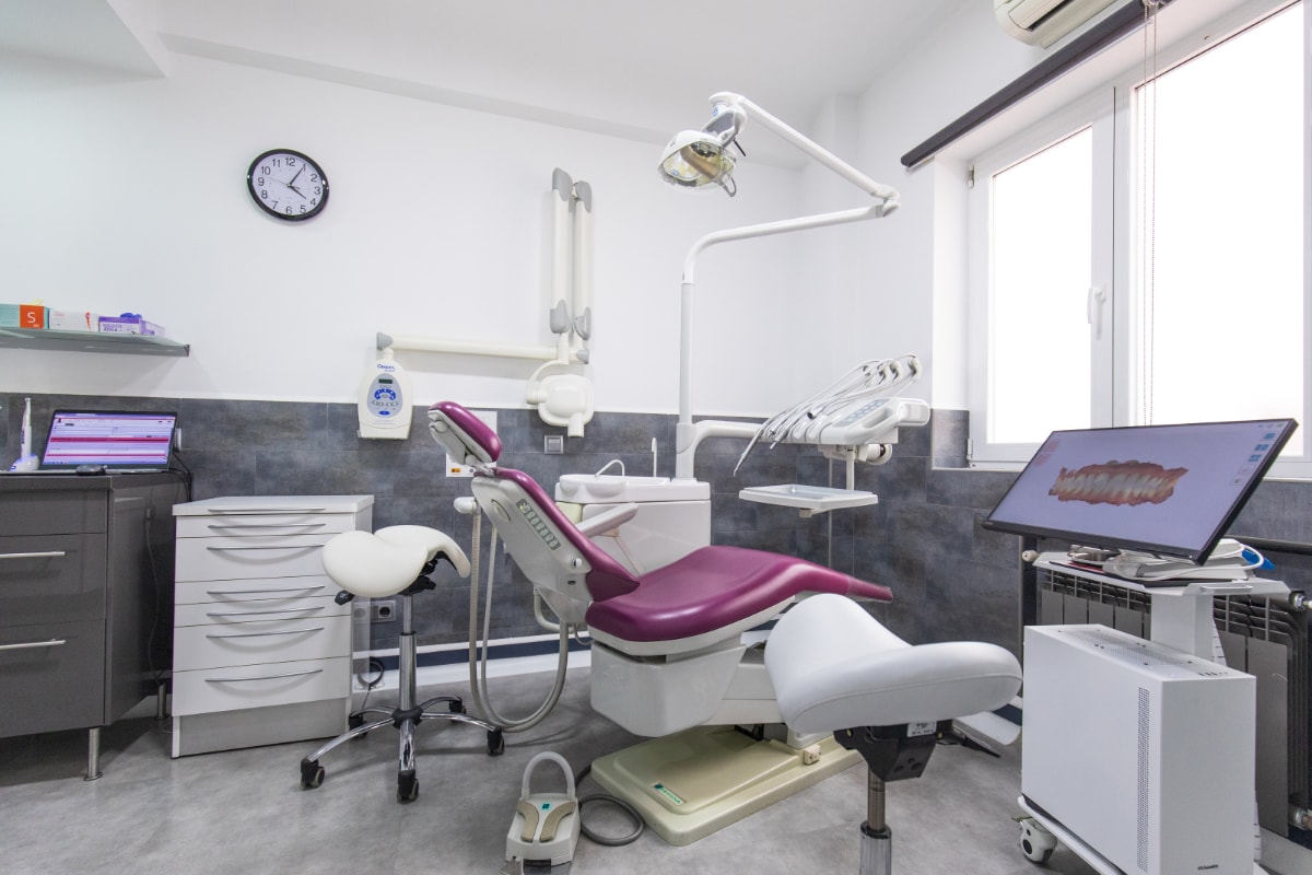 Gabinete dental de Clínica Dental Domínguez & Morales en Calle Arapiles 19, Chamberí, Madrid